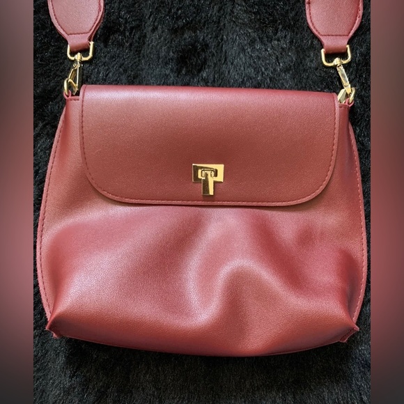 DAUNAVIA Women’s Red PU Leather w/ Tribal Strap PreOwned Great condition - Picture 3 of 11